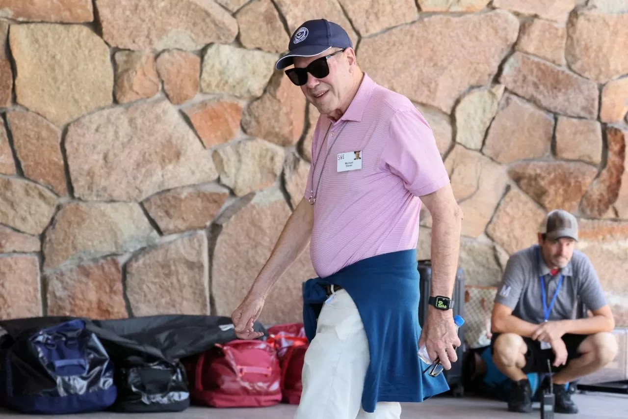 Phong cách thời trang của các ‘ông lớn’ tại 'trại hè dành cho các tỷ phú' của Sun Valley Phong cách thời trang của các ‘ông lớn’ tại 'trại hè dành cho các tỷ phú' của Sun Valley