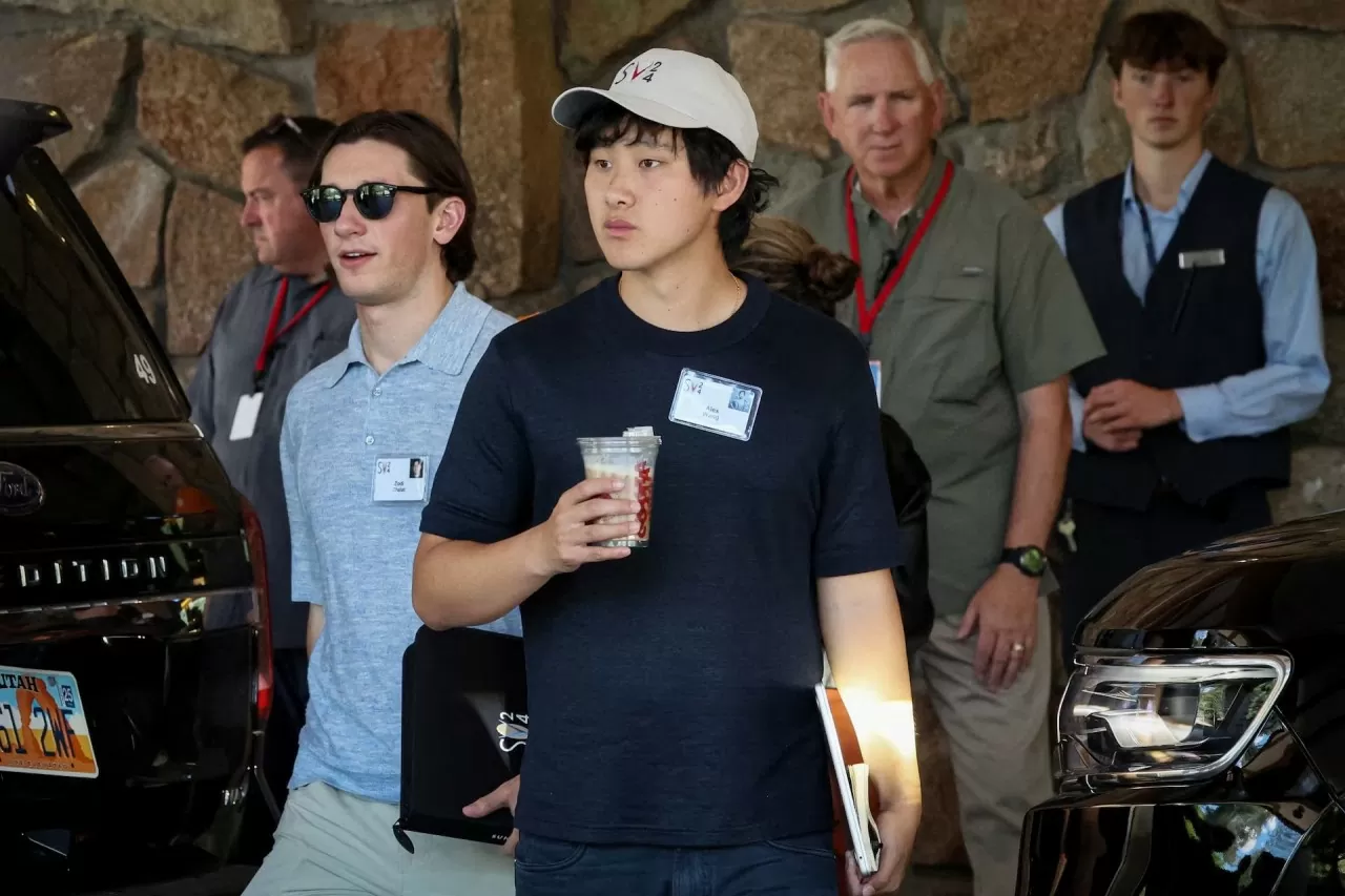 Phong cách thời trang của các ‘ông lớn’ tại 'trại hè dành cho các tỷ phú' của Sun Valley Phong cách thời trang của các ‘ông lớn’ tại 'trại hè dành cho các tỷ phú' của Sun Valley