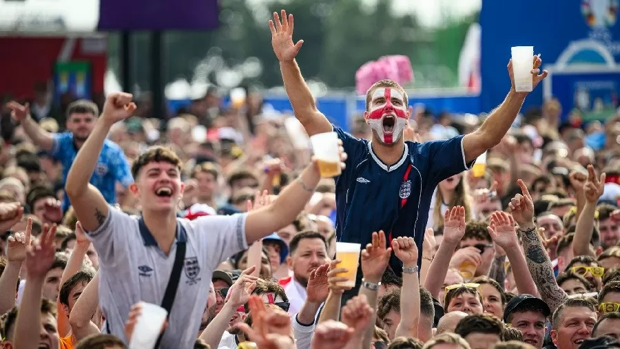 EURO 2024: Lo ngại nhiều cổ động viên 'quá chén' sau trận chung kết, giới chức Anh ra lời đề nghị người hâm mộ. (Nguồn: Optus Sport) EURO 2024: Lo ngại nhiều cổ động viên 'quá chén' sau trận chung kết, giới chức Anh ra lời đề nghị người hâm mộ. (Nguồn: Optus Sport)