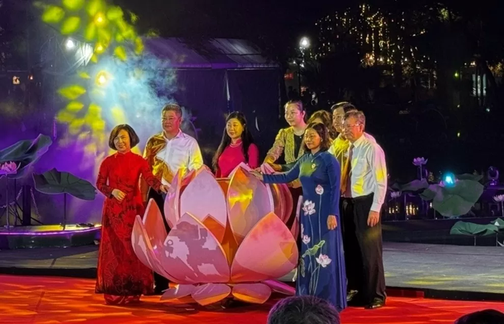 Lễ hội Sen Hà Nội 2024 trưng bày tranh sen 'Liên hoa tịnh cảnh' Lễ hội Sen Hà Nội 2024 trưng bày tranh sen 'Liên hoa tịnh cảnh'