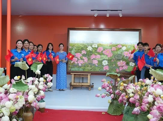 Lễ hội Sen Hà Nội 2024 trưng bày tranh sen 'Liên hoa tịnh cảnh' Lễ hội Sen Hà Nội 2024 trưng bày tranh sen 'Liên hoa tịnh cảnh'