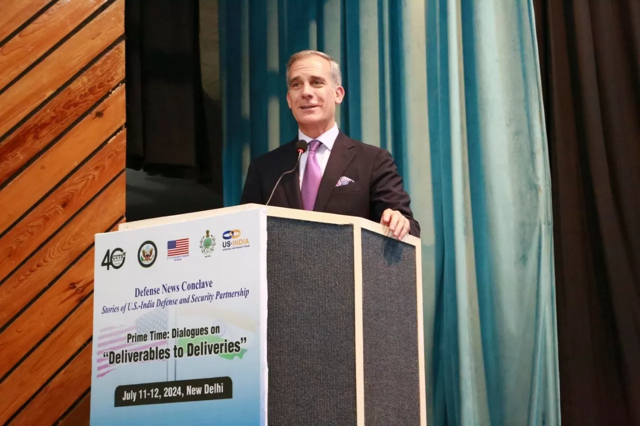 Đại sứ Mỹ tại Ấn Độ Eric Garcetti phát biểu tại diễn đàn hợp tác quốc phòng Mỹ-Ấn Độ. (Nguồn: X) Đại sứ Mỹ tại Ấn Độ Eric Garcetti phát biểu tại diễn đàn hợp tác quốc phòng Mỹ-Ấn Độ. (Nguồn: X)