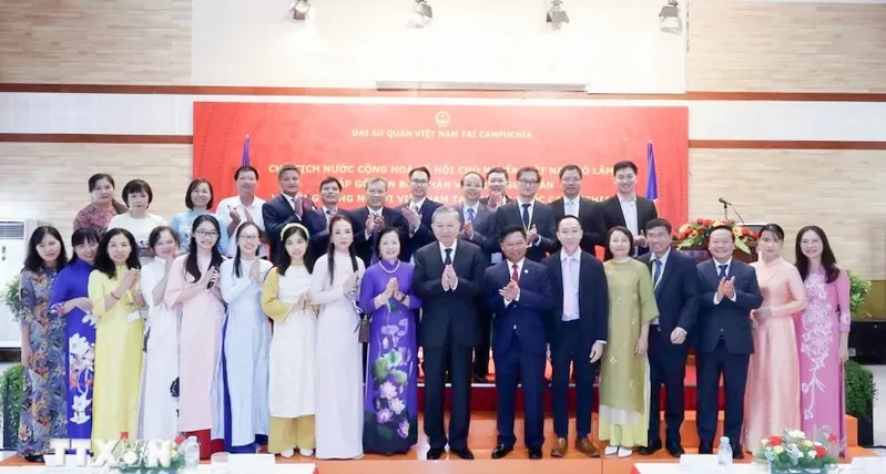 Chủ tịch nước Tô Lâm thăm Đại sứ quán và gặp mặt cộng đồng người Việt tại Campuchia Chủ tịch nước Tô Lâm thăm Đại sứ quán và gặp mặt cộng đồng người Việt tại Campuchia