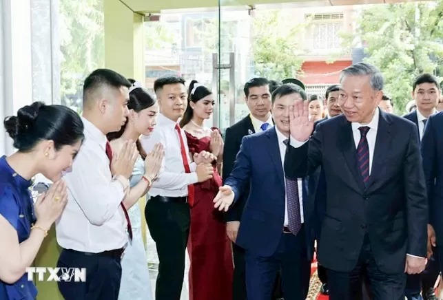 Chủ tịch nước Tô Lâm thăm và làm việc tại công ty viễn thông Metfone Chủ tịch nước Tô Lâm: Công ty viễn thông Metfone là điển hình cho hợp tác kinh tế Việt Nam-Campuchia