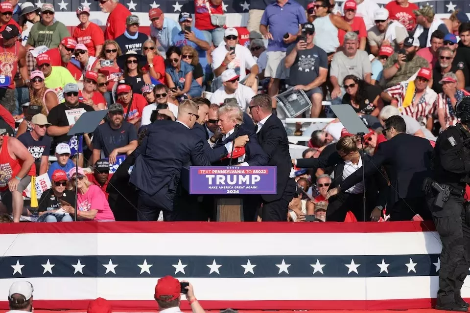 Mật vụ Mỹ đưa cựu Tổng thống Donald Trump rời bục phát biểu sau khi xảy ra vụ xả súng ở tiểu bang Pennsylvania. (Nguồn: Reuters) Mật vụ Mỹ đưa cựu Tổng thống Donald Trump rời bục phát biểu sau khi xảy ra vụ xả súng ở tiểu bang Pennsylvania. (Nguồn: Reuters)