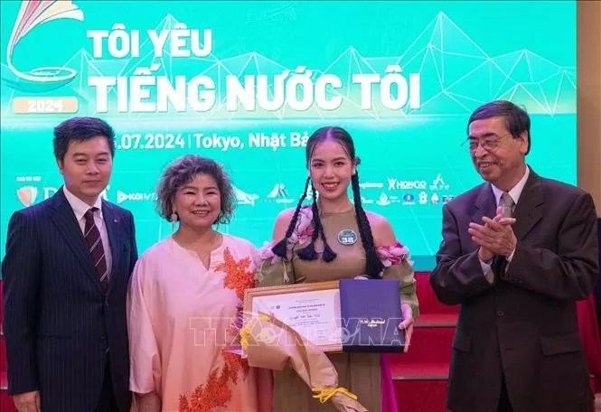Ban tổ chức trao huy chương Vàng duy nhất cho thí sinh Nguyễn Trần Bảo Trinh.Lần đầu tiên liên hoan nghệ thuật ‘Tôi yêu tiếng nước tôi’ được tổ chức tại Nhật Bản Ban tổ chức trao huy chương Vàng duy nhất cho thí sinh Nguyễn Trần Bảo Trinh.Lần đầu tiên liên hoan nghệ thuật ‘Tôi yêu tiếng nước tôi’ được tổ chức tại Nhật Bản