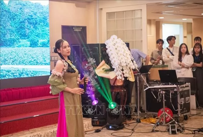 Thí sinh Nguyễn Trần Bảo Trinh trình diễn ca khúc Liên hoan nghệ thuật ‘Tôi yêu tiếng nước tôi’ lần thứ nhất tại Nhật Bản gây tiếng vang lớn