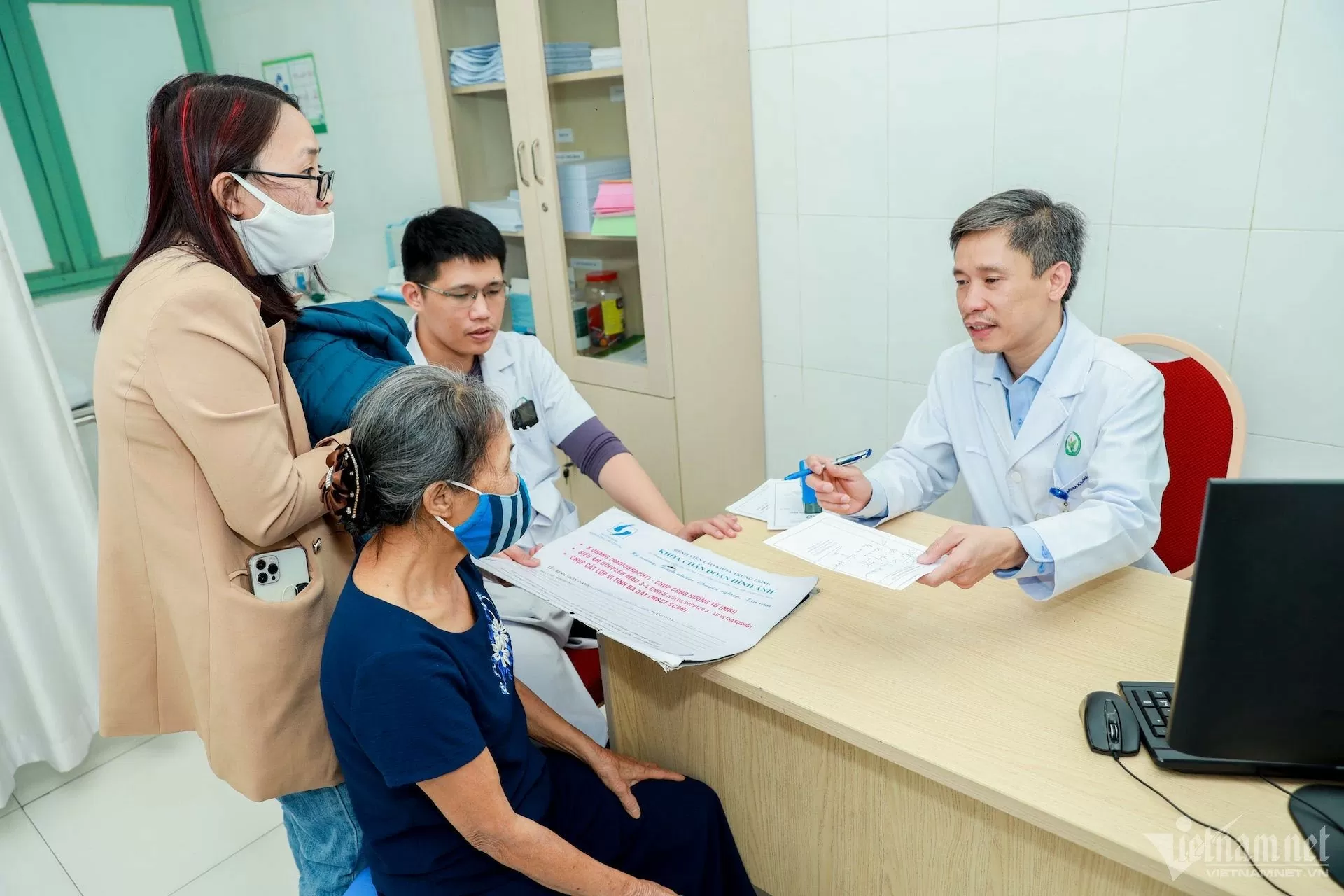 Thầy thuốc Bệnh viện Hữu nghị Việt Đức tư vấn, khám bệnh cho người dân. Ảnh: Phan Chí Hiếu Thầy thuốc Bệnh viện Hữu nghị Việt Đức tư vấn, khám bệnh cho người dân. Ảnh: Phan Chí Hiếu