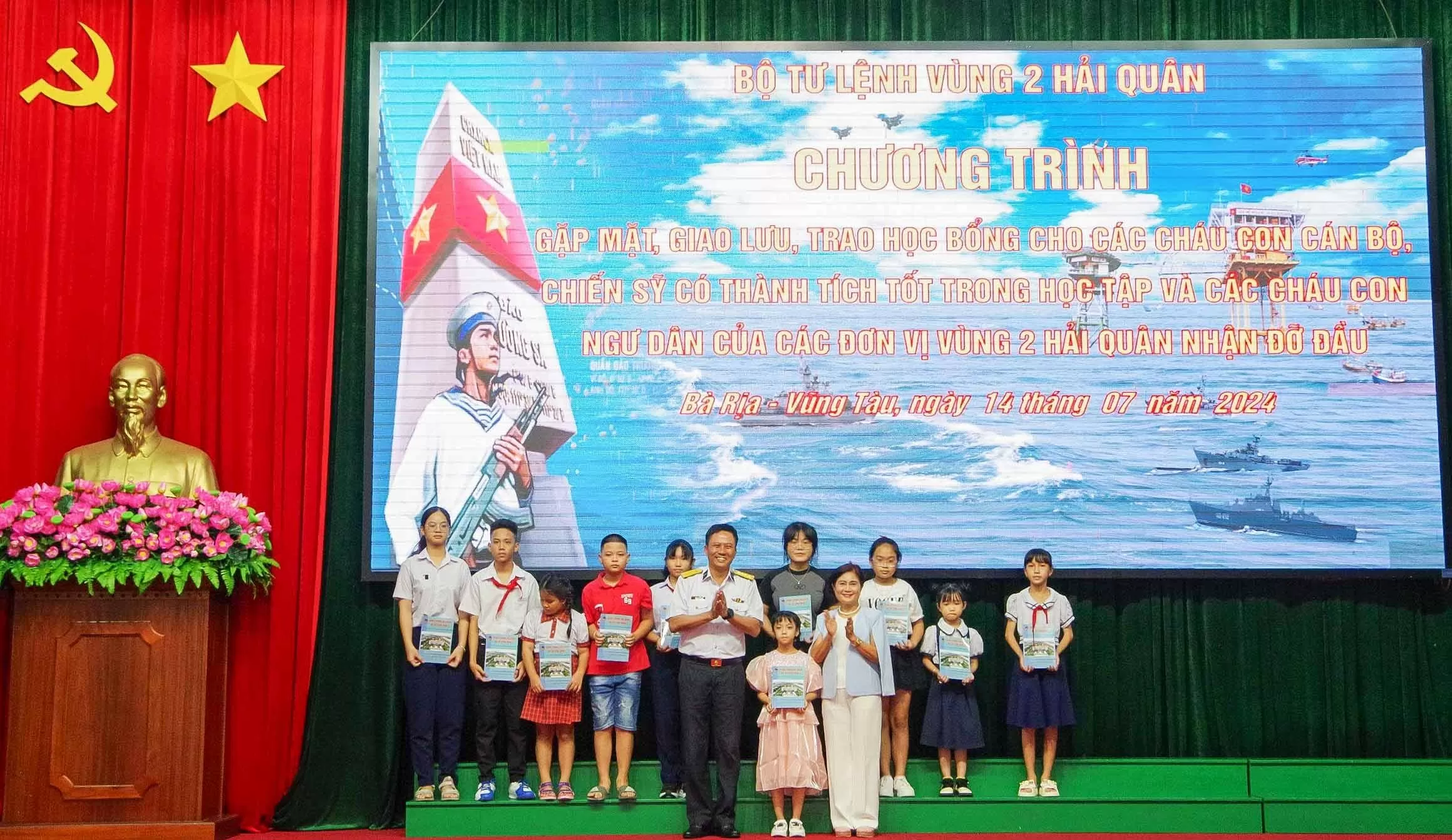 Đại tá Trần Mạnh Chiến và đại diện Công ty cổ phần Tôn Đông Á trao học bổng cho các cháu có thành tích học tập xuất sắc. Đại tá Trần Mạnh Chiến và đại diện Công ty cổ phần Tôn Đông Á trao học bổng cho các cháu có thành tích học tập xuất sắc.