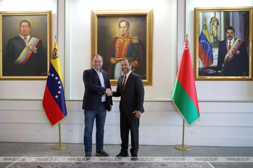 Roman Golovchenko được Bộ trưởng Bộ Ngoại giao Nhân dân Venezuela Yván Gil Pinto chào đón. Roman Golovchenko được Bộ trưởng Bộ Ngoại giao Nhân dân Venezuela Yván Gil Pinto chào đón.