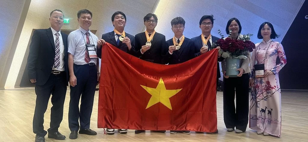 Học sinh Việt Nam đạt thành tích xuất sắc tại cuộc thi IBO lần thứ 35 Học sinh Việt Nam đạt thành tích xuất sắc tại cuộc thi IBO lần thứ 35 tại Kazakhstan