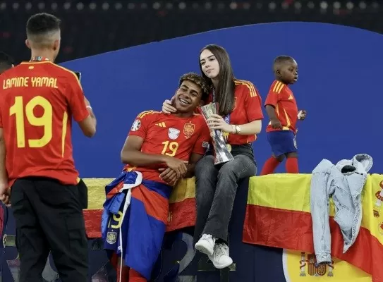 Vô địch EURO 2024, Lamine Yamal chính thức công khai bạn gái sinh viên Alex Padilla Vô địch EURO 2024, Lamine Yamal chính thức công khai bạn gái sinh viên Alex Padilla