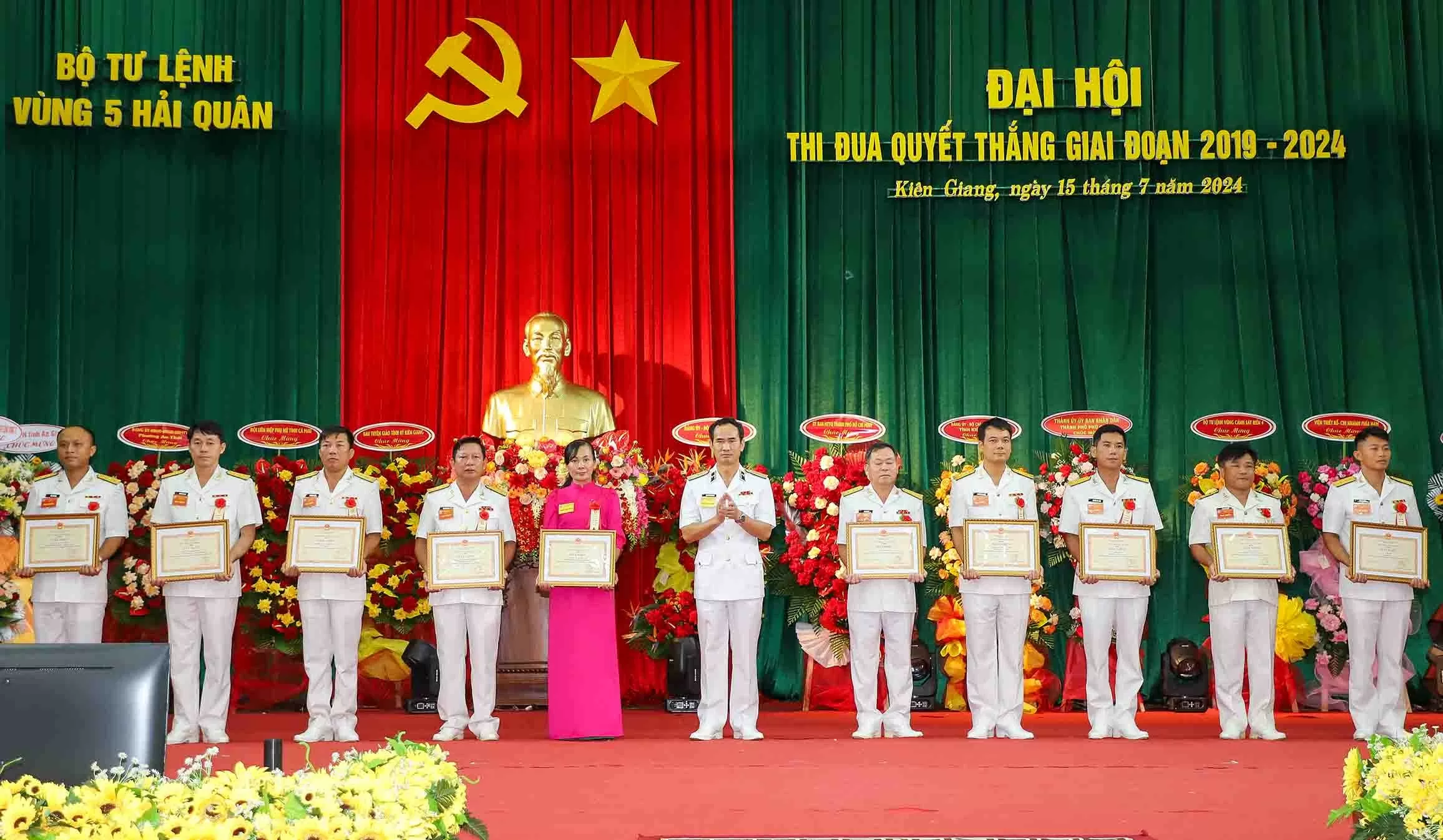 Thủ trưởng Bộ Tư lệnh Vùng 5 Hải quân trao thưởng cho các tập thể và cá nhân. (Ảnh: Văn Định) Thủ trưởng Bộ Tư lệnh Vùng 5 Hải quân trao thưởng cho các tập thể và cá nhân. (Ảnh: Văn Định)