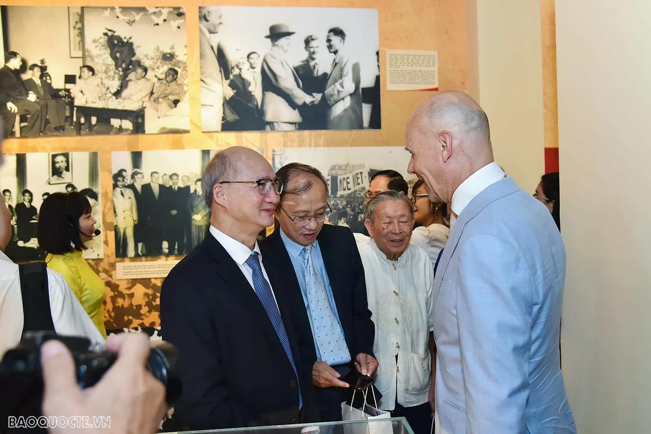 Triển lãm ‘Hiệp định Geneve về đình chỉ chiến sự ở Việt Nam-Mốc son lịch sử của nền Ngoại giao cách mạng Việt Nam’ Toàn cảnh khai mạc Triển lãm Hiệp định Geneva về đình chỉ chiến sự ở Việt Nam