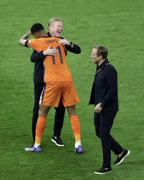 Ronald Koeman hạnh phúc sau khi đội tuyển Hà Lan vượt qua Thổ Nhĩ Kỳ. Ảnh: Liên đoàn bóng đá Hà Lan Ronald Koeman hạnh phúc sau khi đội tuyển Hà Lan vượt qua Thổ Nhĩ Kỳ. Ảnh: Liên đoàn bóng đá Hà Lan