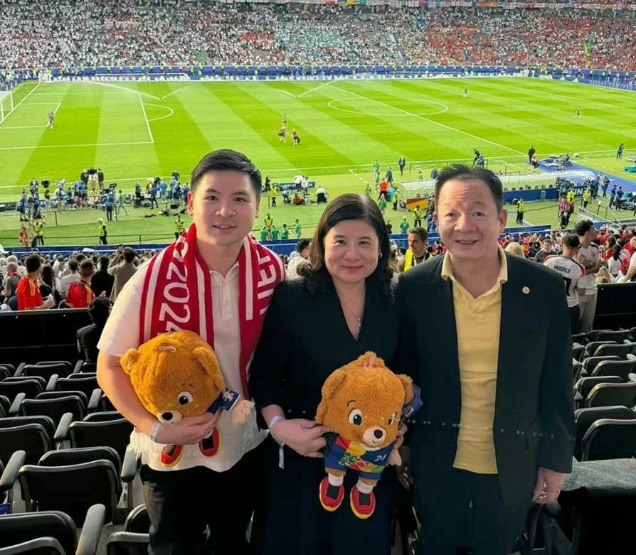 Chồng Hoa hậu Đỗ Mỹ Linh và bố mẹ xem chung kết EURO 2024 tại Đức Chồng Hoa hậu Đỗ Mỹ Linh và bố mẹ xem chung kết EURO 2024 tại Đức