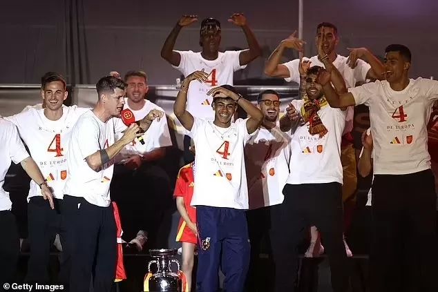 Diễu hành mừng Tây Ban Nha vô địch EURO 2024, đội trưởng Morata bắt nhịp hát ca ngợi Lamine Yamal Diễu hành mừng Tây Ban Nha vô địch EURO 2024, đội trưởng Morata bắt nhịp hát ca ngợi Lamine Yamal
