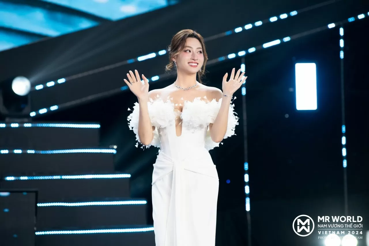 Hoa hậu Lương Thùy Linh Hoa hậu Lương Thùy Linh khoe sắc trong những thiết kế đầm gợi cảm, xẻ sâu