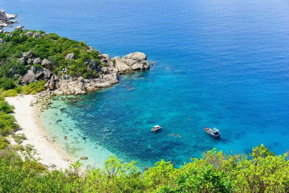 Đảo Bình Ba thuộc thành phố Cam Ranh, cách TP Nha Trang 60 km về phía Nam, là địa điểm du lịch nổi tiếng của tỉnh Khánh Hòa trong những năm gần đây. Đảo Bình Ba thuộc thành phố Cam Ranh, cách TP Nha Trang 60 km về phía Nam, là địa điểm du lịch nổi tiếng của tỉnh Khánh Hòa trong những năm gần đây.