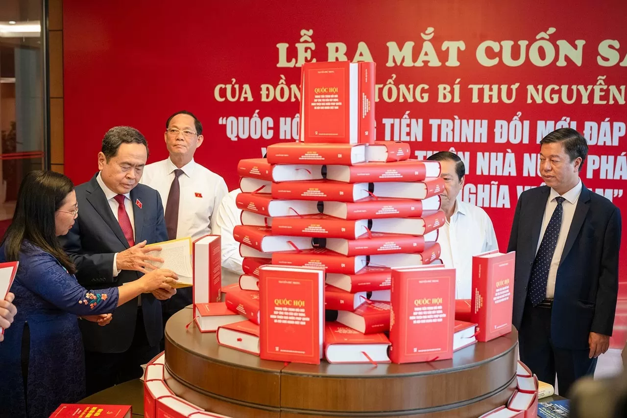 Các đại biểu tham dự lễ ra mắt cuốn sách 'Quốc hội trong tiến trình đổi mới đáp ứng yêu cầu xây dựng, hoàn thiện Nhà nước pháp quyền xã hội chủ nghĩa Việt Nam' của đồng chí Tổng Bí thư Nguyễn Phú Trọng. Các đại biểu tham dự lễ ra mắt cuốn sách 'Quốc hội trong tiến trình đổi mới đáp ứng yêu cầu xây dựng, hoàn thiện Nhà nước pháp quyền xã hội chủ nghĩa Việt Nam' của đồng chí Tổng Bí thư Nguyễn Phú Trọng.