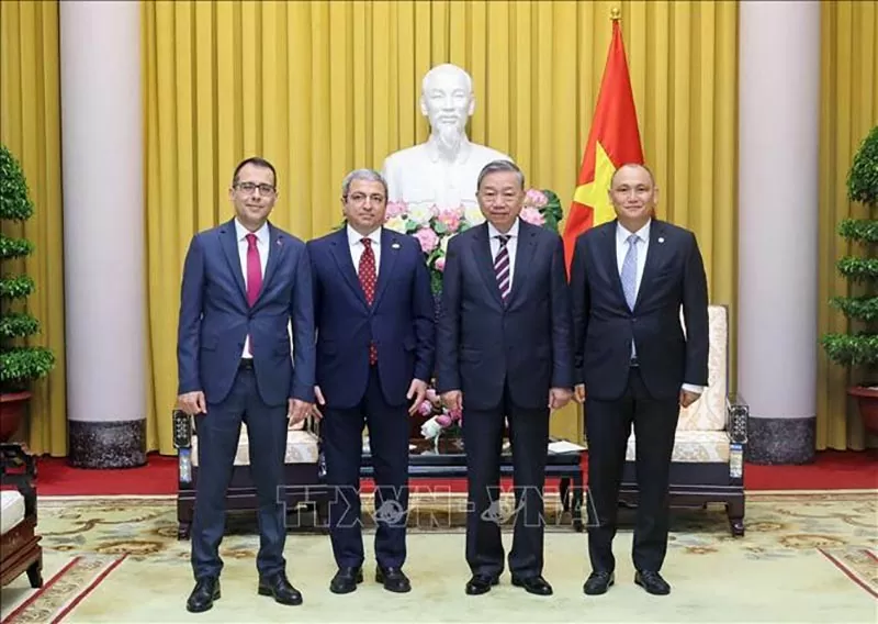 Chủ tịch nước Tô Lâm với Đại sứ các nước thuộc Tổ chức các quốc gia Turkic. (Nguồn: TTXVN)