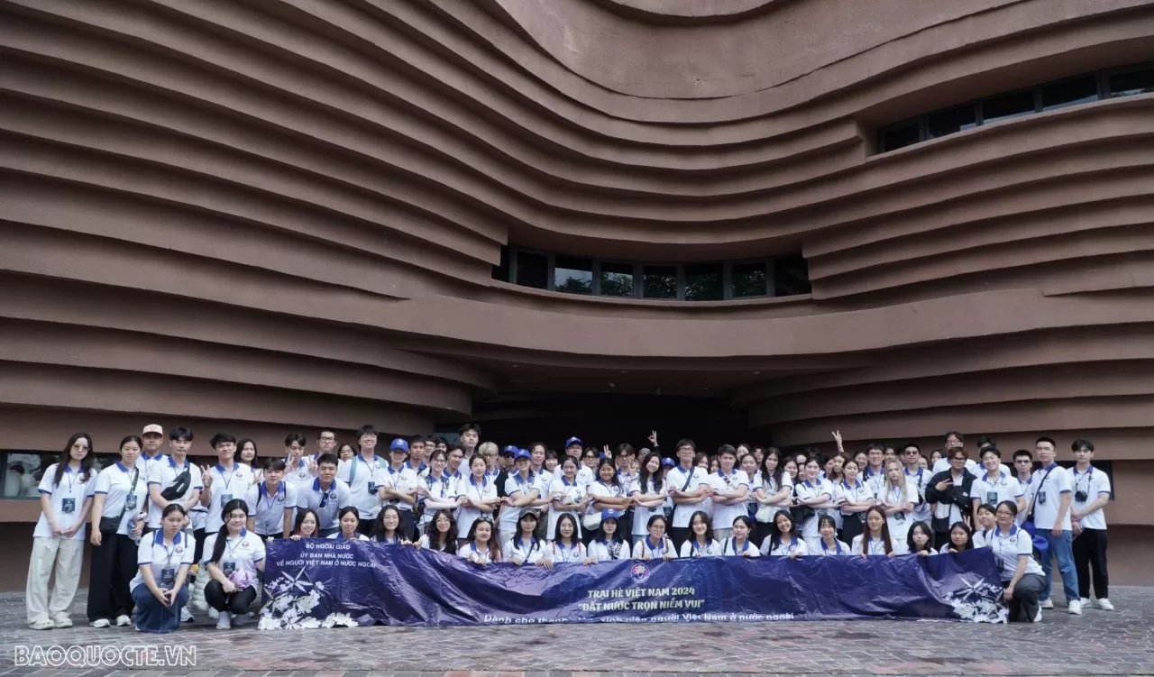 Trại hè Việt Nam 2024: Thanh niên kiều bào bày tỏ lòng biết ơn Chủ tịch Hồ Chí Minh Trại hè Việt Nam 2024: Thanh niên kiều bào bày tỏ lòng biết ơn Chủ tịch Hồ Chí Minh