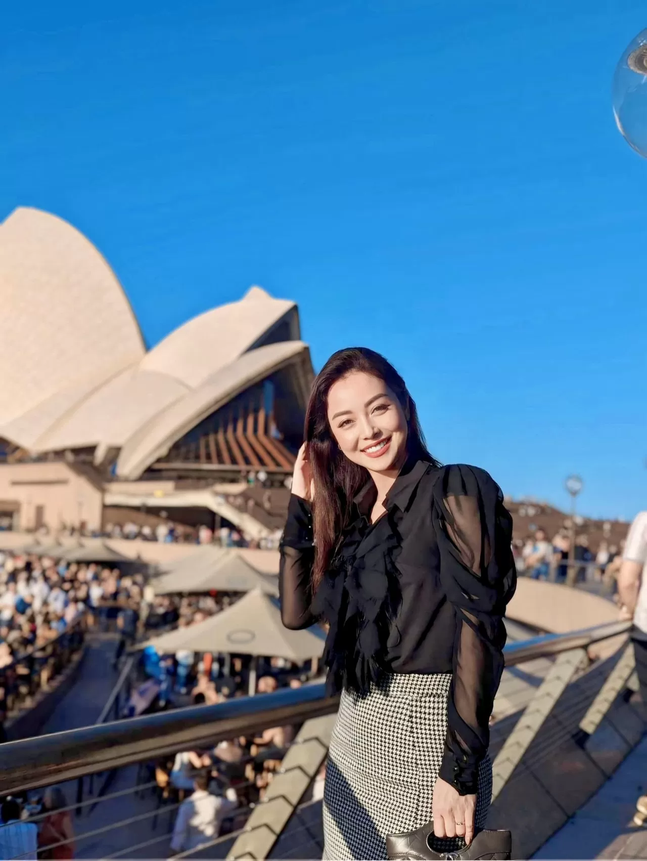 Jennifer Phạm mặc gì khi đi chơi?