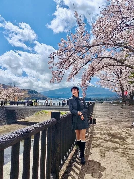 Jennifer Phạm mặc gì khi đi chơi?