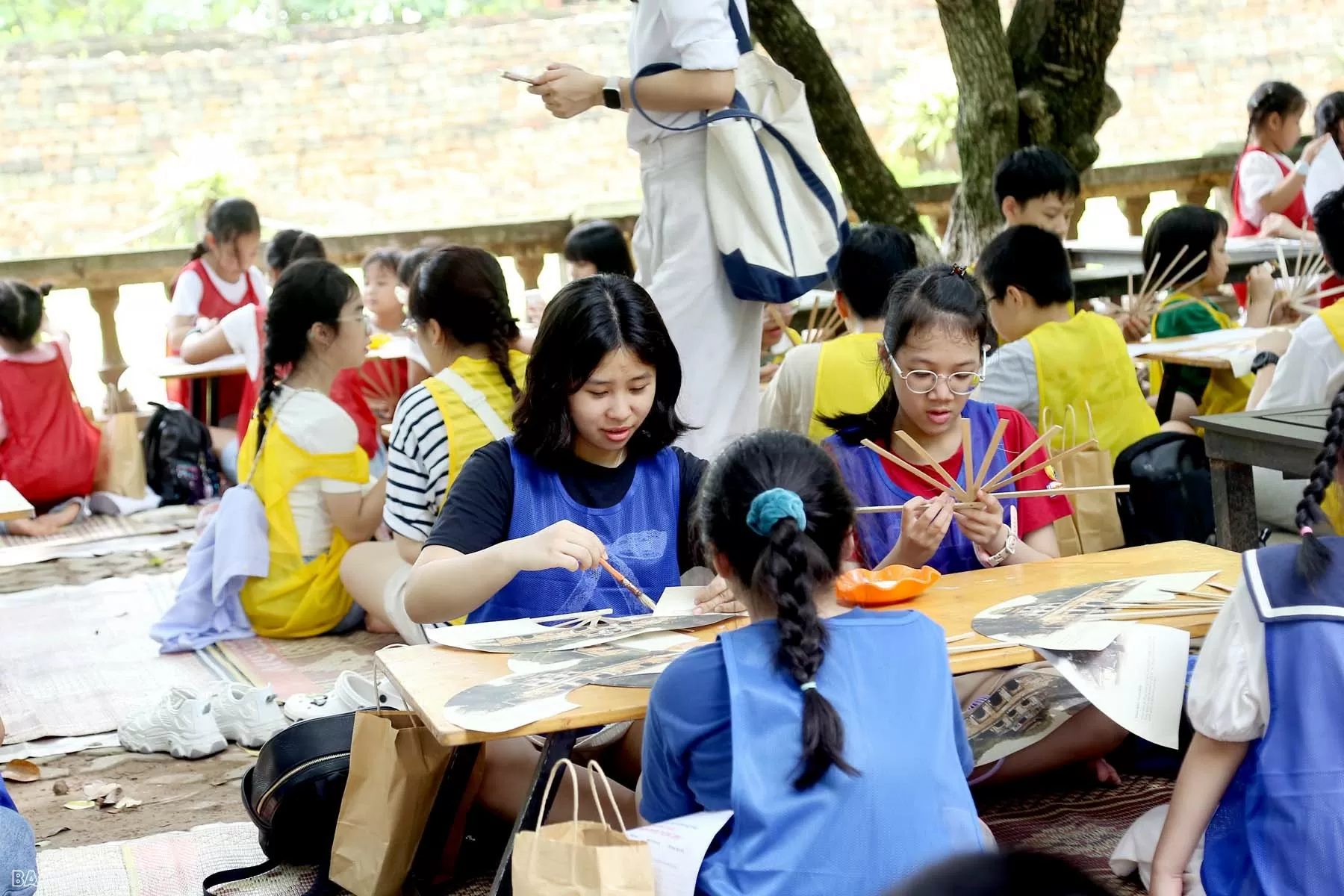 Con em cán bộ ngành Ngoại giao thích thú khám phá giá trị văn hóa, lịch sử độc đáo của di sản Hoàng thành Thăng Long Con em cán bộ ngành Ngoại giao thích thú khám phá giá trị văn hóa, lịch sử độc đáo của di sản Hoàng thành Thăng Long