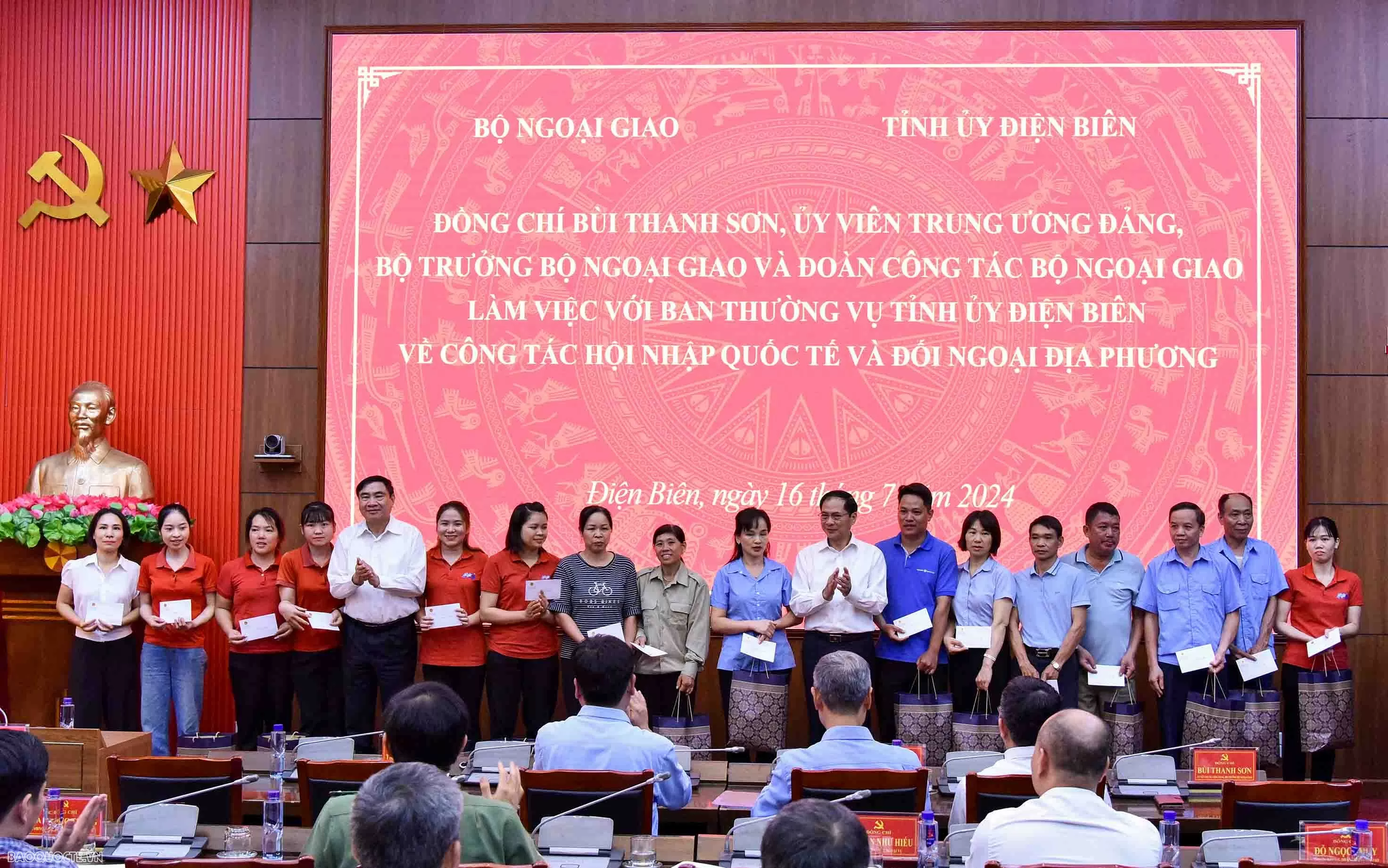 Bộ trưởng Ngoại giao Bùi Thanh Sơn thăm và làm việc tại tỉnh Điện Biên Bộ trưởng Ngoại giao Bùi Thanh Sơn thăm và làm việc tại tỉnh Điện Biên