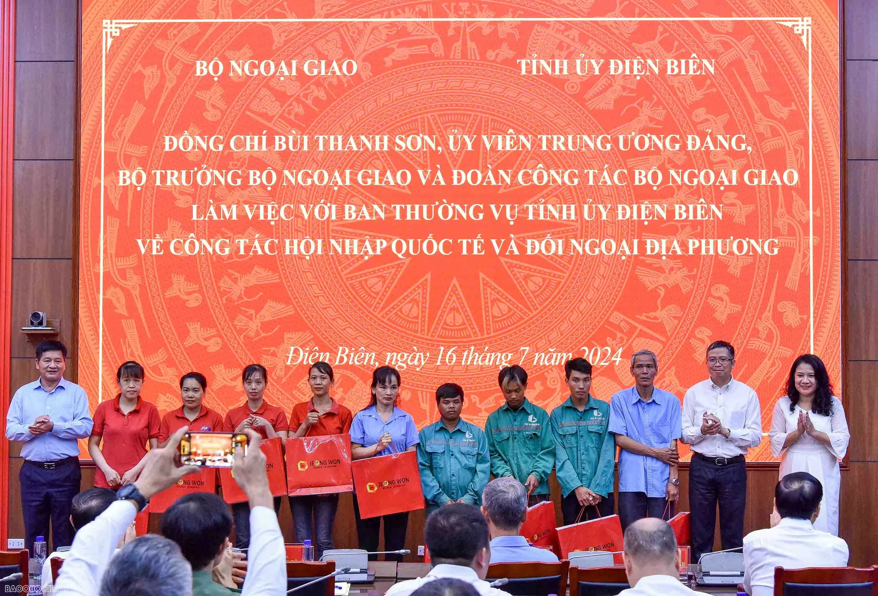 Bộ trưởng Ngoại giao Bùi Thanh Sơn thăm và làm việc tại tỉnh Điện Biên Bộ trưởng Ngoại giao Bùi Thanh Sơn thăm và làm việc tại tỉnh Điện Biên