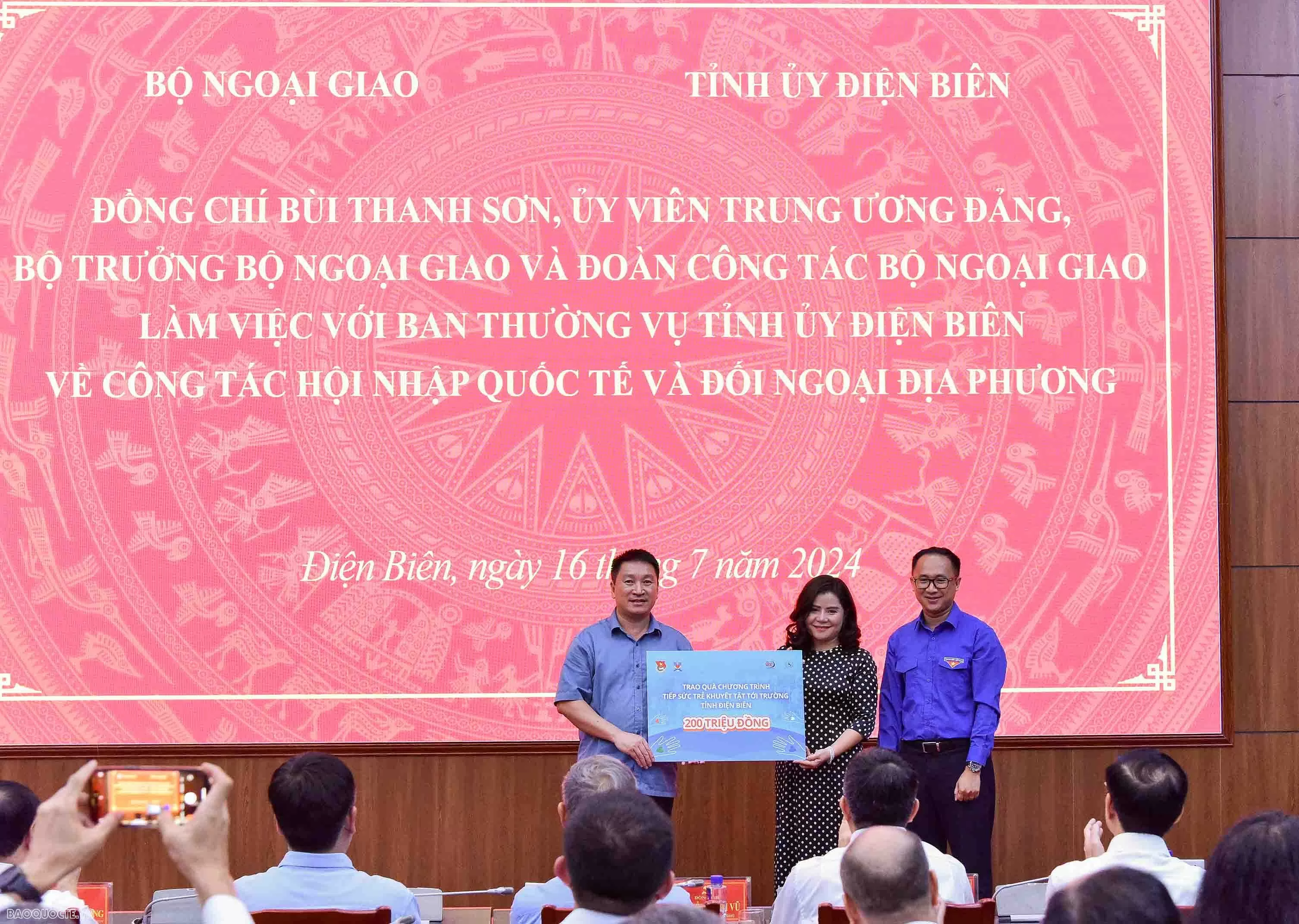 Bộ trưởng Ngoại giao Bùi Thanh Sơn thăm và làm việc tại tỉnh Điện Biên Bộ trưởng Ngoại giao Bùi Thanh Sơn thăm và làm việc tại tỉnh Điện Biên