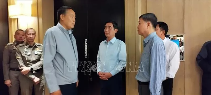 Thủ tướng Thái Lan Srettha Thavisin và Đại sứ Việt Nam tại Thái Lan Phạm Việt Hùng (thứ 4, từ trái sang) tới hiện trường vụ việc. (Nguồn: TTXVN) Thủ tướng Thái Lan Srettha Thavisin và Đại sứ Việt Nam tại Thái Lan Phạm Việt Hùng (thứ 4, từ trái sang) tới hiện trường vụ việc. (Nguồn: TTXVN)