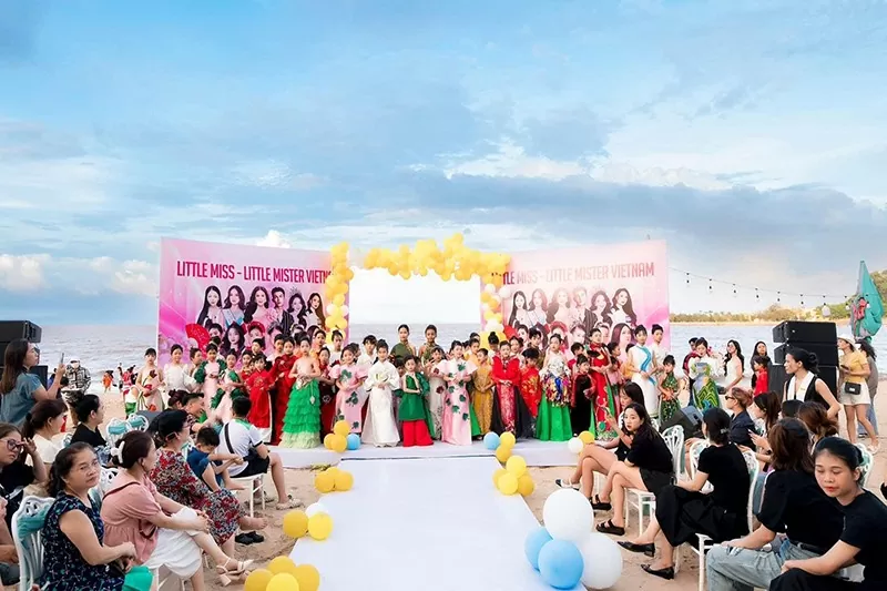 Hoa hậu nhí Minh Châu và Vũ đoàn Sunflower trong phần thi tài năng. Hoa hậu nhí Minh Châu và Vũ đoàn Sunflower trong phần thi tài năng.