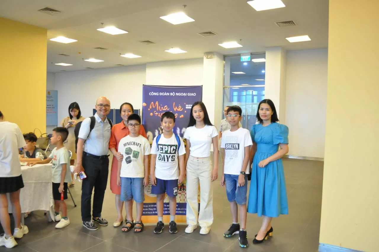 Bồi dưỡng tình yêu ngành, yêu nghề và gắn bó với cha mẹ của con em ngành Ngoại giao Bồi dưỡng tình yêu ngành, yêu nghề và gắn bó với cha mẹ của con em ngành Ngoại giao