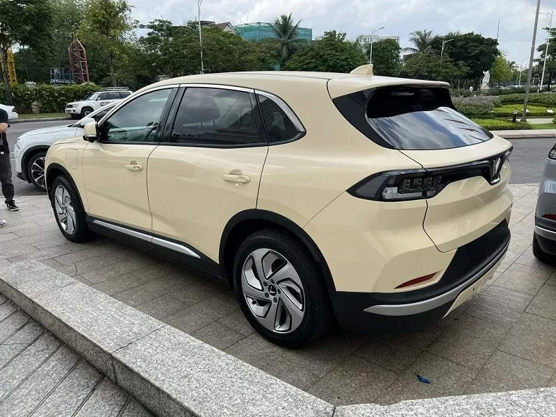 Phiên bản VinFast VF 8S với bộ mâm tương tự VF 8 Eco đang được bày bán, đồng thời màu ngoại thất chỉ là màu đơn sắc Phiên bản VinFast VF 8S với bộ mâm tương tự VF 8 Eco đang được bày bán, đồng thời màu ngoại thất chỉ là màu đơn sắc