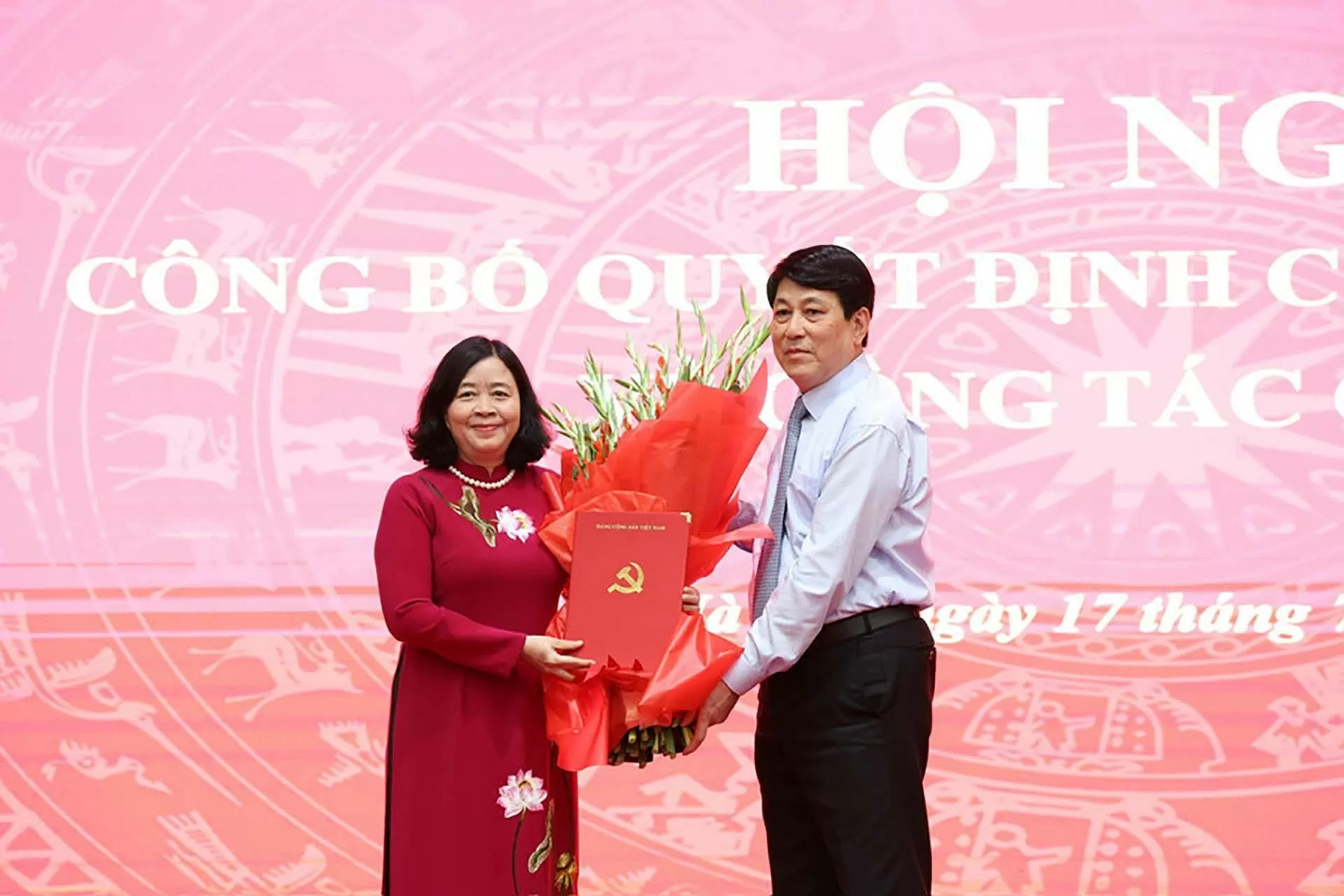 Đồng chí Lương Cường, Ủy viên Bộ Chính trị, Thường trực Ban Bí thư trao Quyết định của Bộ Chính trị phân công đồng chí Bùi Thị Minh Hoài giữ chức Bí thư Thành ủy Hà Nội nhiệm kỳ 2020-2025. (Nguồn: VGP) Đồng chí Lương Cường, Ủy viên Bộ Chính trị, Thường trực Ban Bí thư trao Quyết định của Bộ Chính trị phân công đồng chí Bùi Thị Minh Hoài giữ chức Bí thư Thành ủy Hà Nội nhiệm kỳ 2020-2025. (Nguồn: VGP)