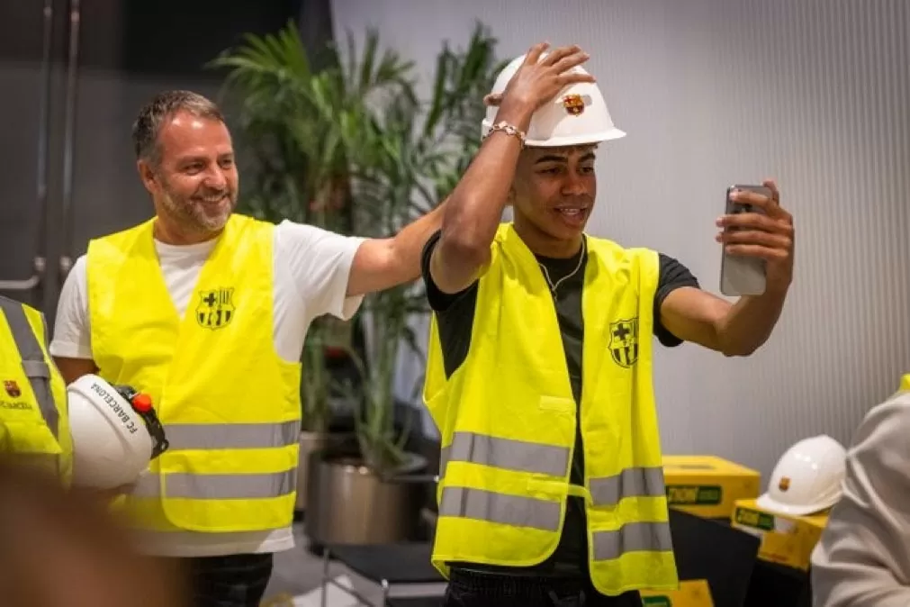 Trở về Barca, thần đồng Lamine Yamal gặp HLV Hansi Flick trên công trường xây dựng lại sân Camp Nou Trở về Barca, thần đồng Lamine Yamal gặp HLV Hansi Flick trên công trường xây dựng lại sân Camp Nou