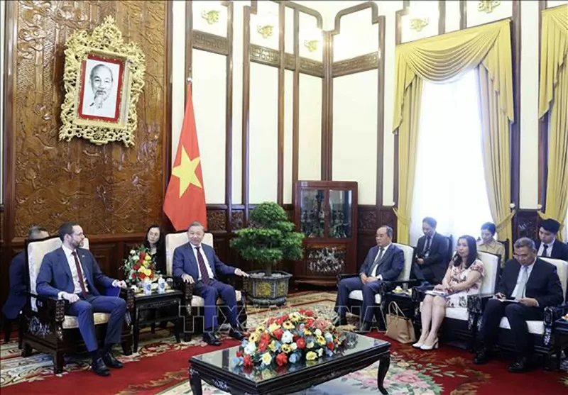 Chủ tịch nước Tô Lâm tiếp Đại sứ Anh tại Việt Nam Chủ tịch nước Tô Lâm tiếp Đại sứ Anh tại Việt Nam