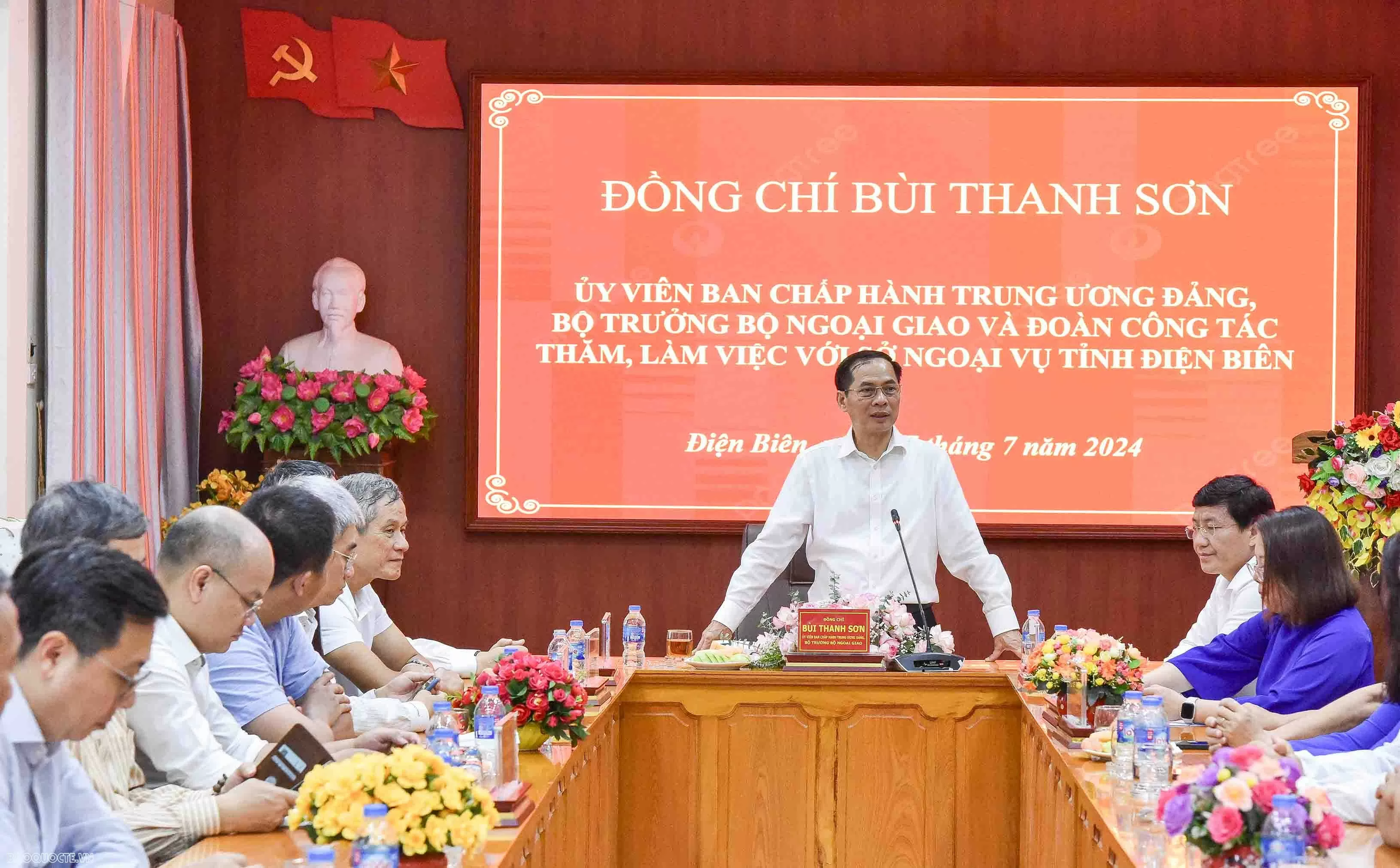 Bộ trưởng Ngoại giao Bùi Thanh Sơn thăm và làm việc với Cục Ngoại vụ Điện Biên Bộ trưởng Ngoại giao Bùi Thanh Sơn thăm và làm việc với Cục Ngoại vụ Điện Biên