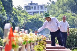Bộ trưởng Ngoại giao Bùi Thanh Sơn dâng hương tưởng nhớ các anh hùng liệt sĩ, tham quan một số địa chỉ đỏ tại tỉnh Điện Biên