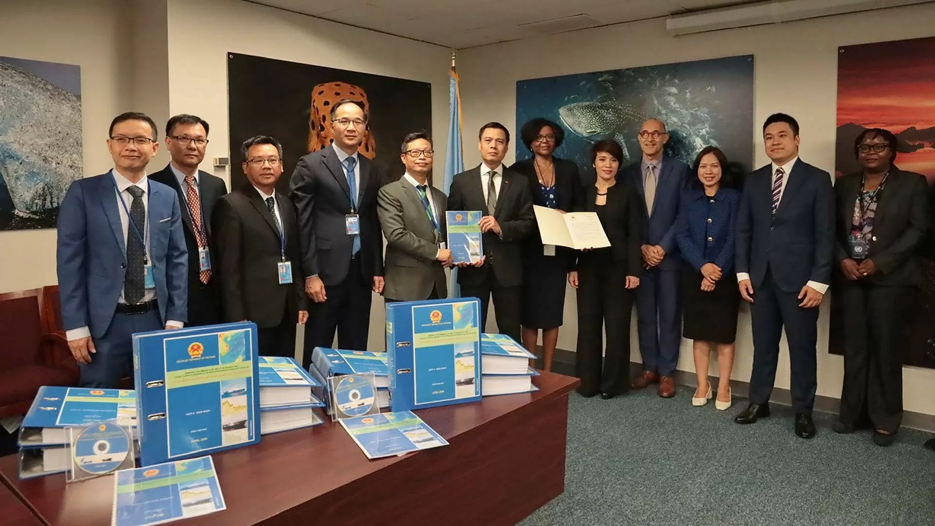 Việt Nam nộp Đệ trình Ranh giới thềm lục địa mở rộng ngoài 200 hải lý ở Khu vực giữa Biển Đông Việt Nam nộp Đệ trình Ranh giới thềm lục địa mở rộng ngoài 200 hải lý ở Khu vực giữa Biển Đông