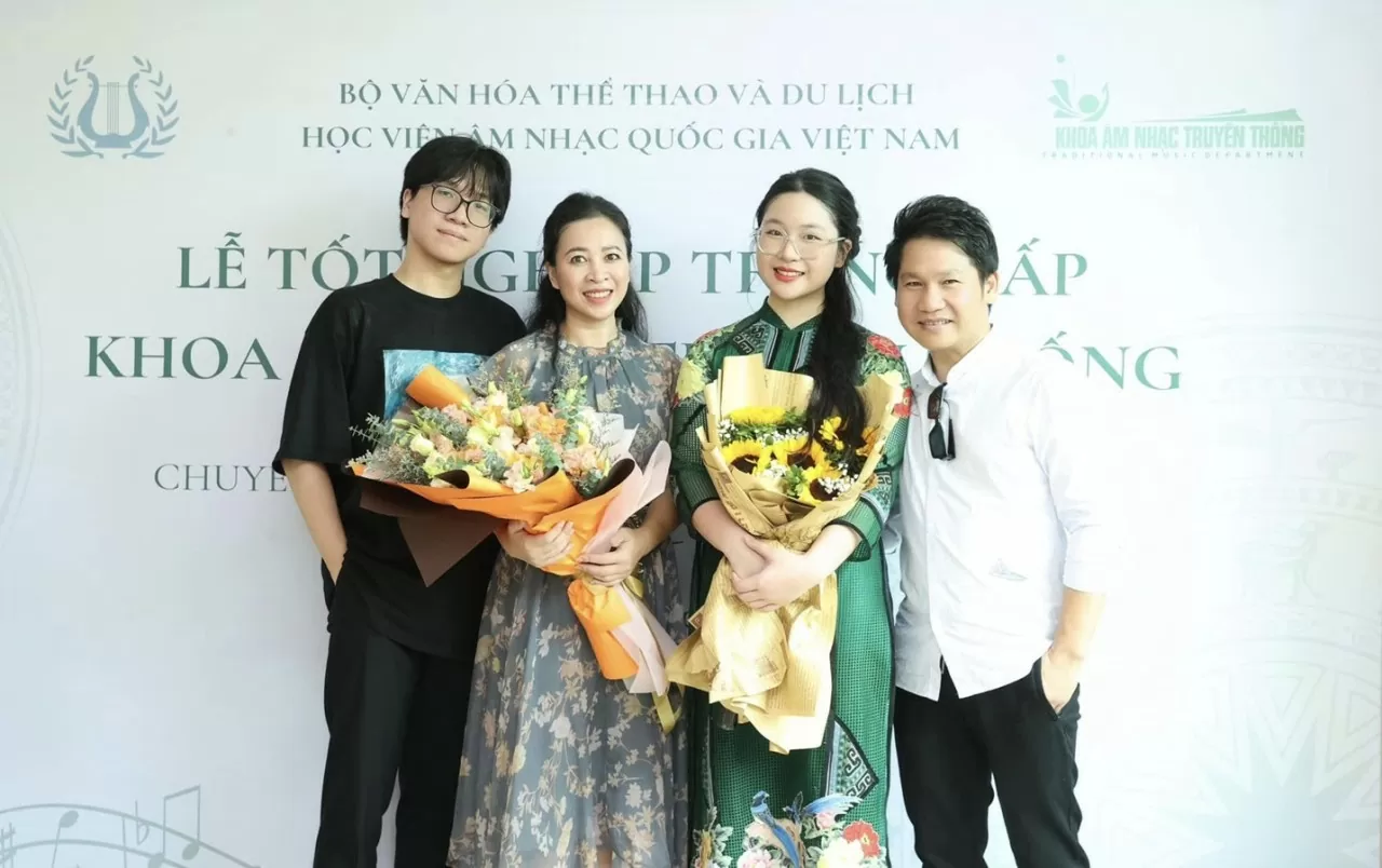 Con gái ca sĩ Trọng Tấn học song song 2 trường đại học Con gái ca sĩ Trọng Tấn học song song 2 trường đại học