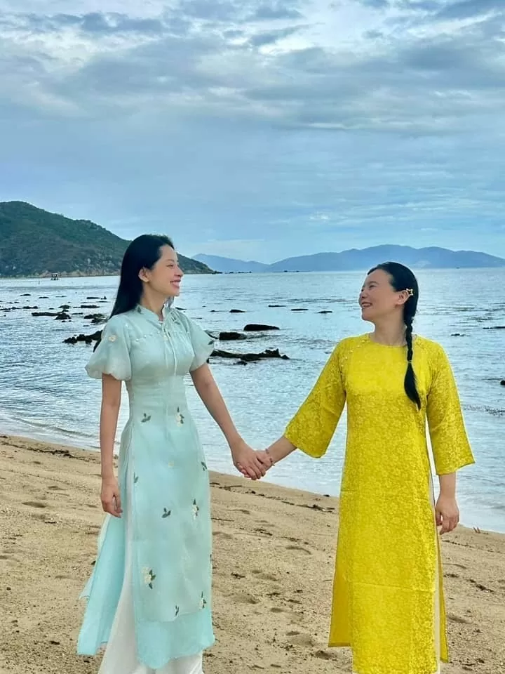 Trong vai trò chủ nhà, Chi Pu đưa Cung Lâm Na tới nghỉ dưỡng tại một resort cao cấp bên biển Nha Trang, Khánh Hòa. Họ được chào đón trong giai điệu ca khúc Chi Pu mời nữ ca sĩ Trung Quốc Cung Lâm Na diện áo dài Việt Nam nhân chuyến du lịch Nha Trang