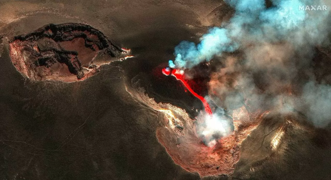 Italy: Dòng dung nham phun trào như cổng địa ngục tại núi lửa Etna Italy: Dòng dung nham phun trào như cảnh địa ngục tại núi lửa Etna