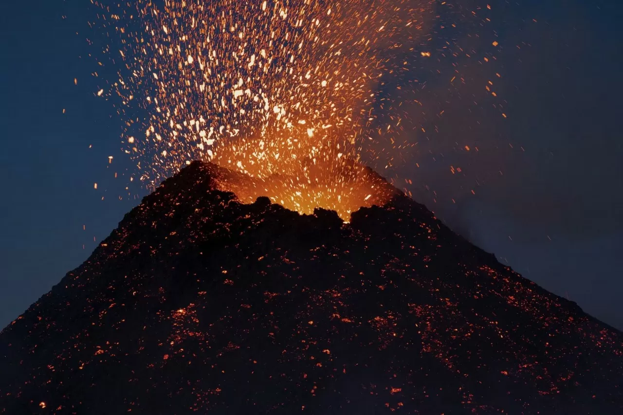 Italy: Dòng dung nham phun trào như cổng địa ngục tại núi lửa Etna Italy: Dòng dung nham phun trào như cảnh địa ngục tại núi lửa Etna