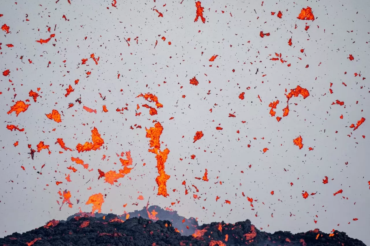 Italy: Dòng dung nham phun trào như cổng địa ngục tại núi lửa Etna Italy: Dòng dung nham phun trào như cảnh địa ngục tại núi lửa Etna