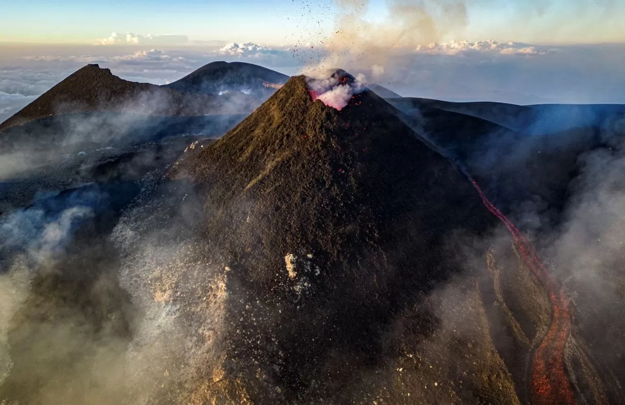 Italy: Dòng dung nham phun trào như cổng địa ngục tại núi lửa Etna Italy: Dòng dung nham phun trào như cảnh địa ngục tại núi lửa Etna