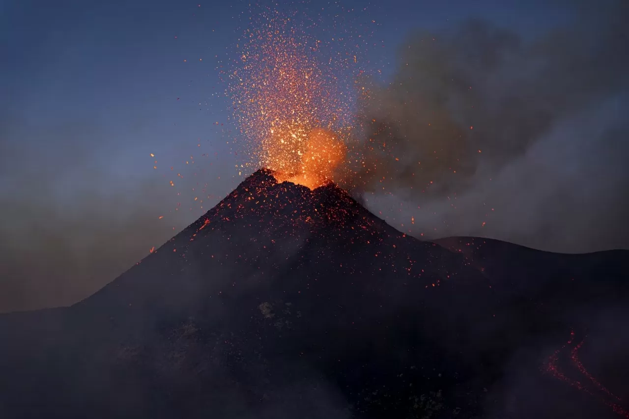 Italy: Dòng dung nham phun trào như cổng địa ngục tại núi lửa Etna Italy: Dòng dung nham phun trào như cảnh địa ngục tại núi lửa Etna