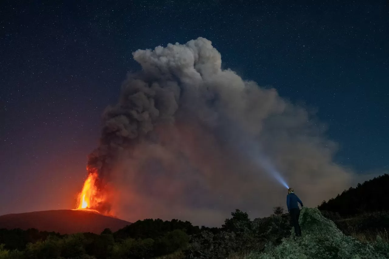 Italy: Dòng dung nham phun trào như cổng địa ngục tại núi lửa Etna Italy: Dòng dung nham phun trào như cảnh địa ngục tại núi lửa Etna